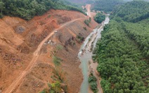 Bãi thải dự án mở đường bị sạt lở, bóp nghẹt cả sông Bến Hải