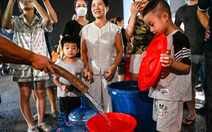 Dân chung cư Hà Nội xuyên đêm xách nước, dùng lại nước thải sinh hoạt