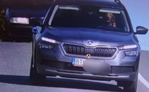 Camera bắn tốc độ cho thấy chó lái xe, chủ biện minh nhưng cảnh sát kết luận 'lươn lẹo'