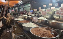 Giá gạo ngoài chợ rục rịch tăng lại, siêu thị hứa 'giá như cũ'
