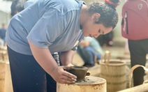Bạn trẻ học làm gốm truyền thống của người M'nông