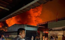 Cháy lớn xưởng vải rộng cả ngàn mét vuông ở Hóc Môn trong đêm