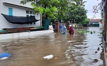 Đông Hà: Nhà dân bị ngập lụt đến ngực trong đêm do mưa to