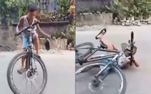 Bé trai ngã dập mông khi trổ tài diễn xiếc trên xe đạp