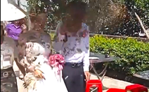 Xôn xao clip cặp đôi bị hắt chất bẩn vào người trong ngày cưới