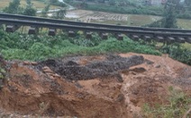 Tạm dừng chạy tàu tuyến Hà Nội - Lào Cai vì sạt lở đường sắt qua Yên Bái