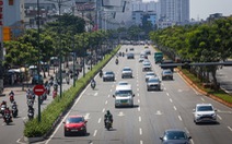 Xe máy phóng vun vút trong làn ô tô đường Phạm Văn Đồng bất chấp giờ cấm