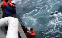 Cứu sống hai người trên sà lan bị trôi dạt giữa biển