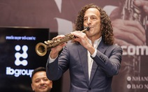 Nghệ sĩ Kenny G tặng kèn saxophone để đấu giá làm từ thiện ở Việt Nam