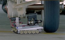 Thay lốp tàu vũ trụ quá nguy hiểm, NASA chế xe tăng mini làm hộ
