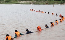 Cả trăm người trầm mình trong nước tìm học sinh mất tích