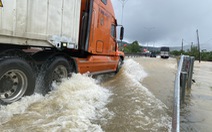 Nước lũ tràn ngập quốc lộ 1 đoạn qua Huế
