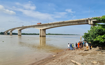 Bị tông trên cầu Hàm Luông, người vợ rớt xuống sông nay đã tìm được thi thể