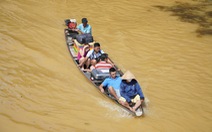Trời nắng, nhiều tuyến phố ở Huế vẫn còn chìm trong nước lũ