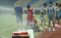 Vụ cầu thủ Iraq bị nước tưới cỏ phun té tát, quản lý sân Mỹ Đình nói gì?