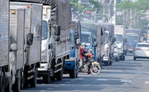 Kinh hãi xe container 'đẩy' xe máy chạy ngược chiều trên đường Vĩnh Lộc