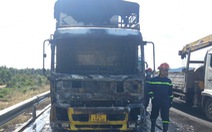 Cháy rụi đầu cabin xe tải trên cao tốc Vĩnh Hảo - Phan Thiết