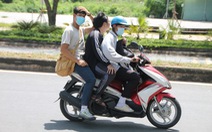 Sinh viên không bằng lái 'vô tư' chạy xe máy đi học