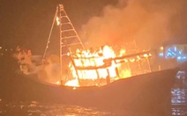 Cháy tàu cá trong đêm, 12 ngư dân thoát nạn
