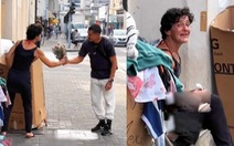 Người phụ nữ vô gia cư nghẹn ngào khi được người lạ tặng hoa