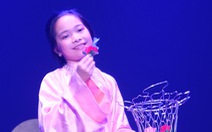 Bé gái 10 tuổi diễn ảo thuật trên nền bài Hello Vietnam cực đáng yêu