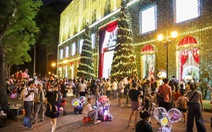 Trung tâm TP.HCM lên đèn rực rỡ, người dân 'lên đồ' xuống phố đón Giáng sinh sớm