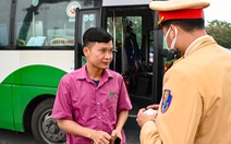 Loạt tài xế xe buýt vi phạm bị cảnh sát giao thông Hà Nội xử phạt