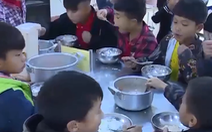 Hình ảnh 11 học sinh tiểu học ăn sáng 2 gói mì lõng bõng chan cơm là có thật