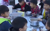 Học sinh tiểu học ăn sáng mì gói chan cơm: Làm rõ ngay, 'đòi' lại công bằng cho bữa ăn các con!