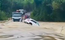 Nước lũ cuốn trôi chiếc Mercedes 'ráng' chạy qua cầu tràn