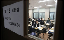 Học sinh Hàn Quốc khởi kiện giám thị vì thu bài thi sớm 90 giây