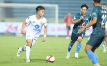 CLB Nam Định lấy lại ngôi đầu bảng V-League