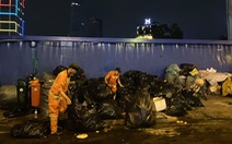 Sau đêm Giáng sinh, phố đi bộ Nguyễn Huệ lại ngập rác
