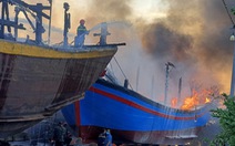 Thợ hàn bất cẩn làm cháy 11 tàu cá 40 tỉ đồng ở Phan Thiết