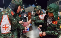 76 quân nhân Việt Nam hành quân 10km hỗ trợ nạn nhân động đất