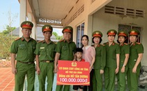 Đồng đội trao học bổng cho con trai anh Hồ Tấn Dương, thiếu tá công an hy sinh khi bắt trộm