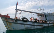 Cảnh sát biển bắt nhiều tàu cá chở dầu không giấy tờ