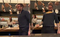 David Beckham trổ tài cầm chảo lật bánh khiến vợ phì cười