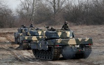Nhận xe tăng xịn, Bộ trưởng Ukraine chơi sốc, hỏi ngay đường tới Matxcơva