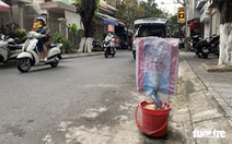 Muôn kiểu 'xí phần' lòng đường để cản trở đậu ô tô ở Đà Nẵng