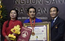 Họa sĩ vẽ tranh ngược kính xác lập kỷ lục Việt Nam lần thứ 4