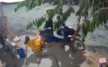 Hai tên cướp vứt xe máy bỏ chạy khi giật điện thoại