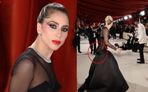 Oscar 2023: Lady Gaga gây sốt với chiếc váy hở vòng 3, đỡ nhiếp ảnh gia bị ngã