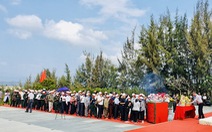 Hàng trăm người dâng hương tưởng niệm chiến sĩ Gạc Ma