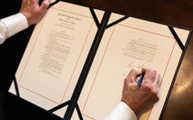 Chủ tịch Hạ viện Mỹ ký luật giải mật thông tin về nguồn gốc COVID-19