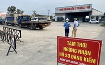 Tài xế từ Nghệ An vào Hà Tĩnh xếp hàng đăng kiểm xe mệt mỏi