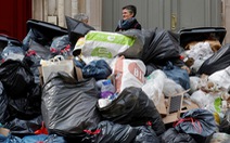 Ảnh: Đường phố Paris ngập rác, 10.000 tấn chờ thu gom
