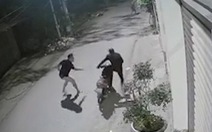 Hai thanh niên trộm cầu dắt xe vội bỏ của chạy lấy người