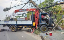 Xe tải tông hai xe máy và trụ điện khiến hai người chết, 6.450 hộ dân mất điện