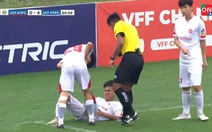 Cầu thủ nằm cáng rời sân vì ăn mừng kiểu Ronaldo sai tư thế